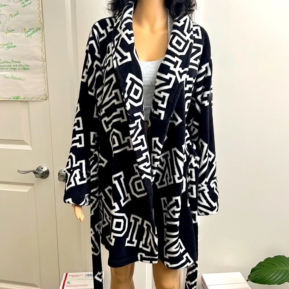 (Sold) V/s PINK robe - Picture 10 of 14